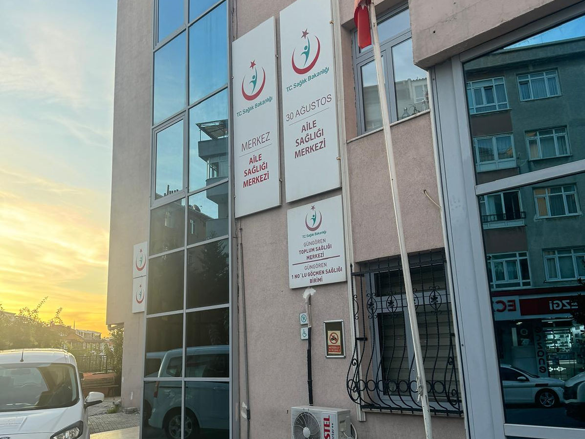 Güngören Toplum Sağlığı Merkezi ve aile sağlığı merkezlerinin bulunduğu binanın tabelaları
